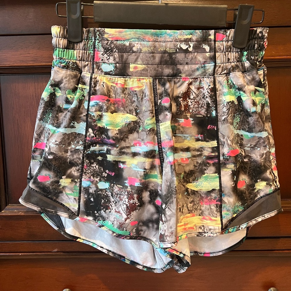 Lululemon Hotty Hot Shorts 4” — Size 4, Grey Graphite / Multi